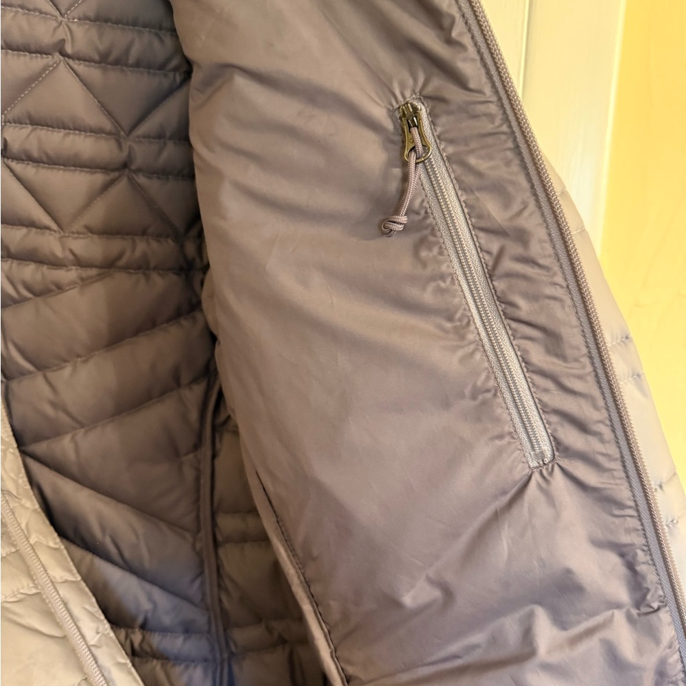The North Face Women's Light Gray Hooded Puffer Jacket - Picture 5 of 7